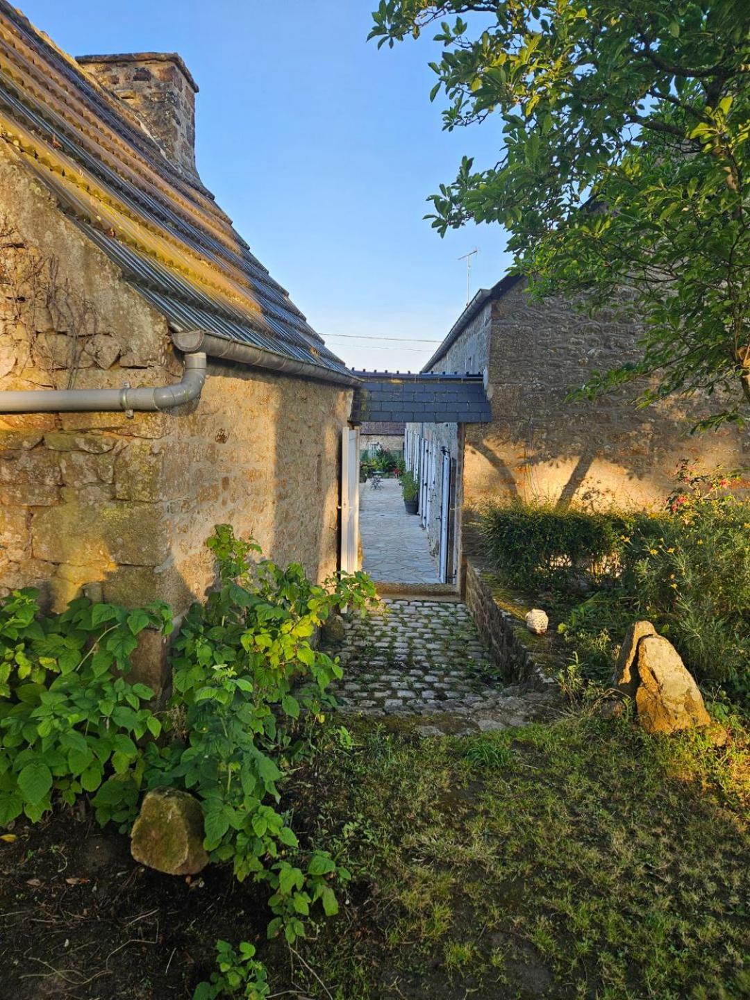 Les 13 Lavoirs D'Antan - Chambre Globe-Trotteur Saint-Pierre-Église Exterior foto